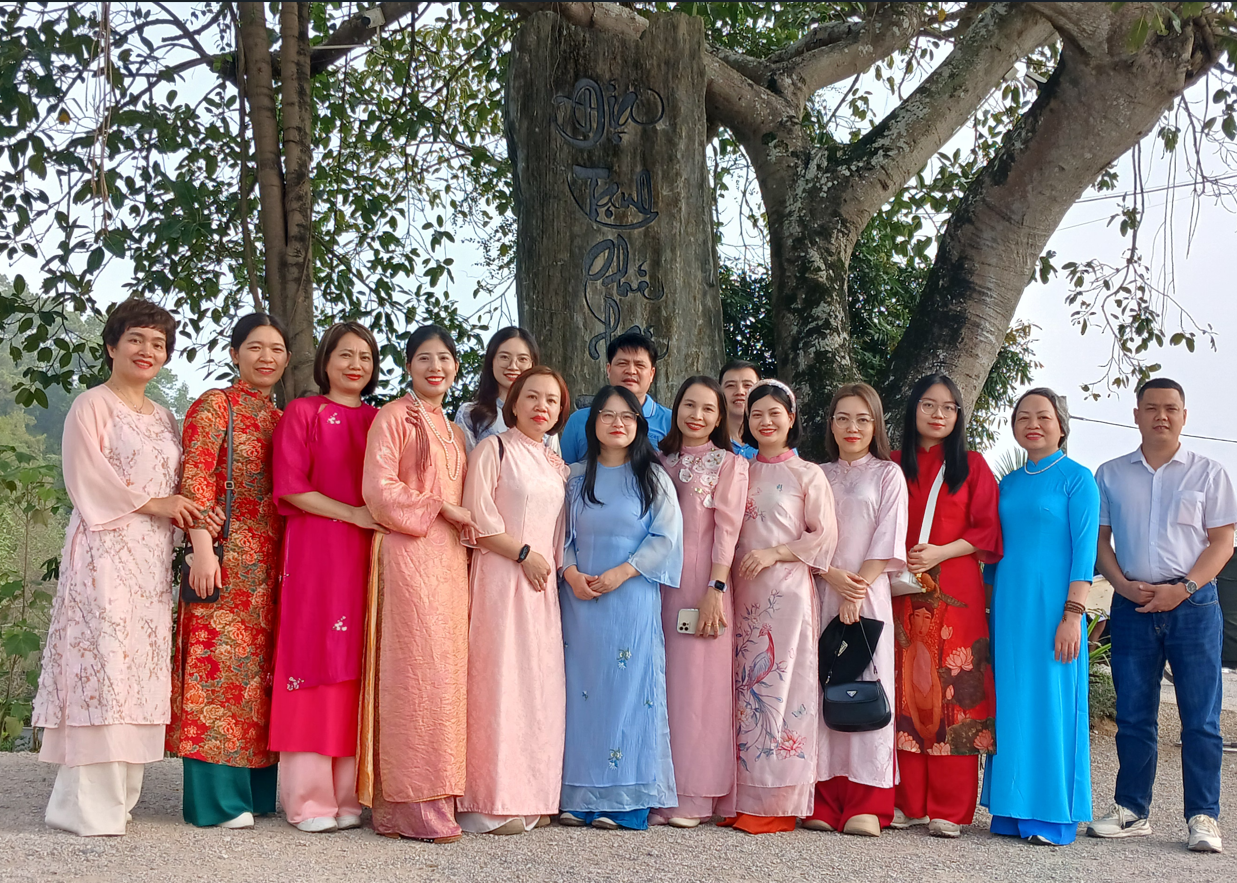 Mỗi dịp lễ, hình ảnh cán bộ nhân viên cùng nhau thành kính dâng hương không chỉ thể hiện niềm tin tâm linh mà còn là lời nhắc nhở nhẹ nhàng rằng mọi thành tựu đều bắt đầu từ đạo đức và sự chân thành. Khi con người biết hướng thiện, lòng sẽ tĩnh; khi lòng tĩnh, trí sẽ sáng; và khi trí sáng, mọi quyết định trong công việc đều trở nên chuẩn mực, bền vững. Chính sự hòa quyện giữa giá trị tinh thần và tinh thần nghề nghiệp ấy đã tạo nên bản sắc riêng của TSC Việt Nam – một tập thể phát triển không tách rời trách nhiệm xã hội. Cầu quốc thái dân an là ước nguyện lớn, nhưng lại bắt đầu từ những điều nhỏ: một lời nói tử tế, một việc làm chính trực, một sự sẻ chia đúng lúc. Văn hóa lễ chùa vì thế không phải là hình thức, mà là hành trình nuôi dưỡng tâm sáng trong mỗi con người. Khi từng cá nhân an hòa, tập thể sẽ vững mạnh; khi tập thể vững mạnh, doanh nghiệp sẽ thịnh vượng; và khi doanh nghiệp thịnh vượng bằng giá trị chân chính, xã hội cũng được góp phần tốt đẹp hơn. Đó chính là ý nghĩa sâu xa: phát triển không chỉ để lớn mạnh, mà để lan tỏa điều thiện lành.